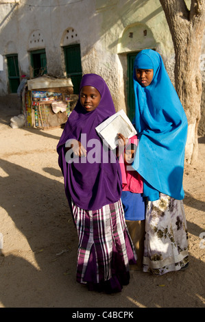 Muslimische Mädchen gehen zur Schule, Berbera, Somaliland, Somalia Stockfoto