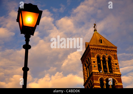 Rom, Italien; Glockenturm von San Paolo Entro le Mura (St. Paul innerhalb der Mauern) Kirche auf über Nazzionale Stockfoto