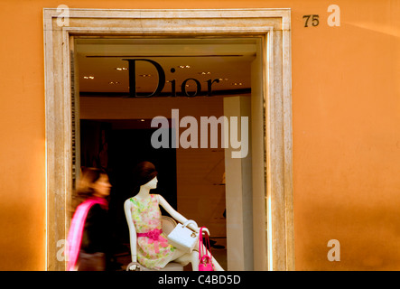 Rom, Italien; Eine junge Frau, die ein Designer Kleidung Geschäft in der Hsitorical Innenstadt vorbei. HERR Stockfoto