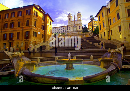 Rom, Italien; Der Brunnen an der Piazza di Spagna geruht von Bernini mit der Kirche Santa Trinita "Monte dei an der Spitze der Piazza di Spagna Stockfoto