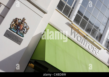 Beliebte und qualitativ hochwertige Lebensmittel-Einzelhändler Waitrose ausstellen, ihre begehrten Royal Warrant in ihre Belgravia Outlet. Stockfoto