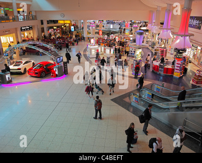 Gatwick Flughafen duty free shopping-Arkade. Stockfoto