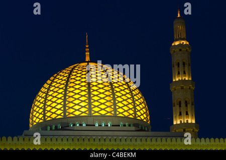 Die große Moschee in Maskat, Oman nachts beleuchtet. Stockfoto