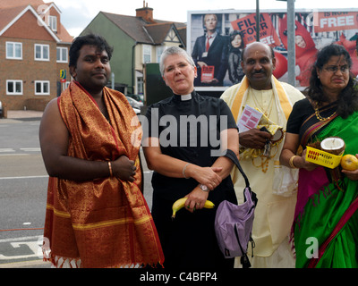 Hindupriester, Weiblich anglikanische Pfarrer in New Malden Surrey England im Gespräch Stockfoto