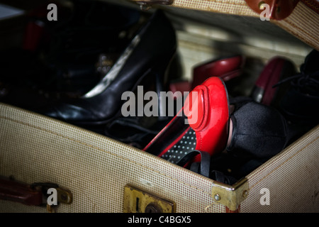 Kiste voller Damenschuhe in old fashioned Armee Demob Koffer Stockfoto