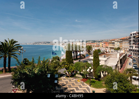 Nizza und die Promanade de Alglais aus dem Pfad der Colline du Château im Vorfeld. Stockfoto