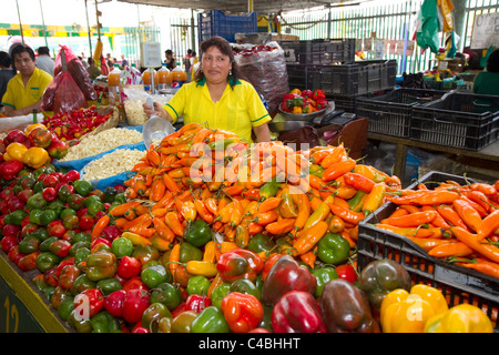 Verkäufer bei einer Genossenschaft Gemüsemarkt in Chorrillos Stadtteil von Lima, Peru. Stockfoto