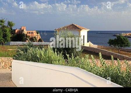 Blick von der Terrasse der Kirche Ferragudo Terrasse Richtung Fort Sao Joao de Arade Algarve Portugal Stockfoto