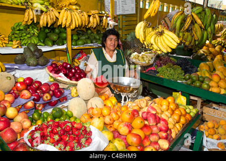 Verkäufer bei einer Genossenschaft Gemüsemarkt in Chorrillos Stadtteil von Lima, Peru. Stockfoto