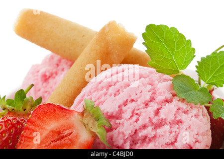 Nahaufnahme von Kugeln Erdbeereis mit Obst, Waffeln und Minze Blätter Stockfoto