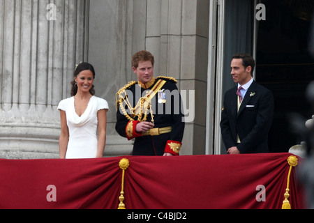 PIPPA MIDDLETON UND PRINZ HARRY AT DIE KÖNIGLICHE HOCHZEIT VON PRINZ WILLIAM UND KATE MIDDLETON Stockfoto