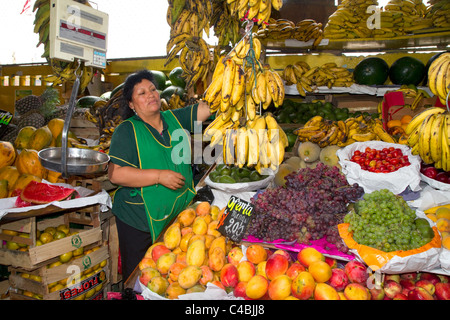 Verkäufer bei einer Genossenschaft Gemüsemarkt in Chorrillos Stadtteil von Lima, Peru. Stockfoto