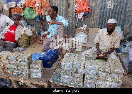Geldwechsler im Markt, Hargeisa, Somaliland, Somalia Stockfoto