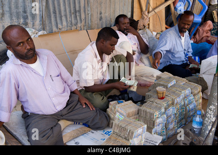 Geldwechsler im Markt, Hargeisa, Somaliland, Somalia Stockfoto
