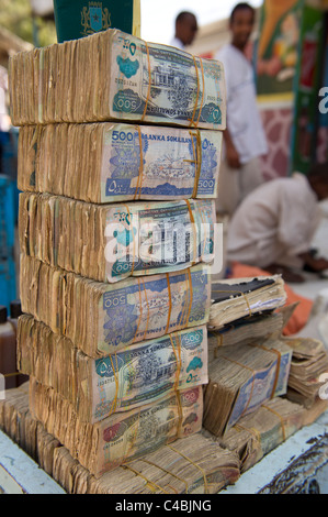 Geldwechsler im Markt, Hargeisa, Somaliland, Somalia Stockfoto