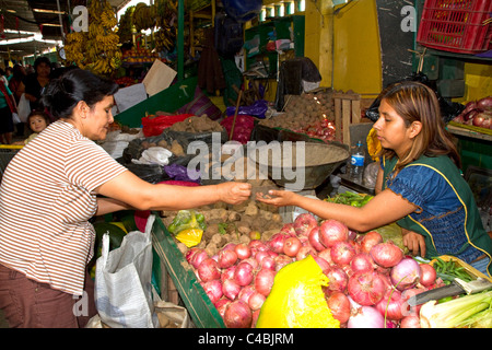 Verkäufer bei einer Genossenschaft Gemüsemarkt in Chorrillos Stadtteil von Lima, Peru. Stockfoto