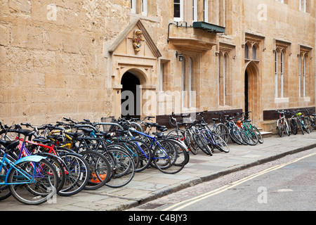 Fahrräder außerhalb St. Edmund Hall, Universität Oxford, Oxfordshire, England, UK, Großbritannien Stockfoto