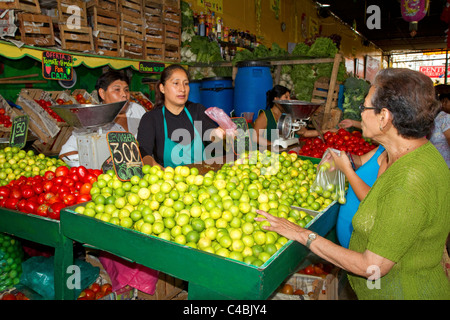 Verkäufer bei einer Genossenschaft Gemüsemarkt in Chorrillos Stadtteil von Lima, Peru. Stockfoto