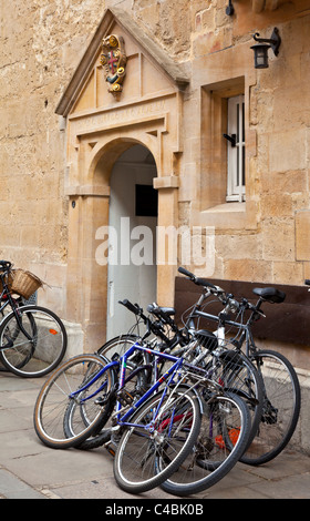 Fahrräder außerhalb St. Edmund Hall, Universität Oxford, Oxfordshire, England, UK, Großbritannien Stockfoto