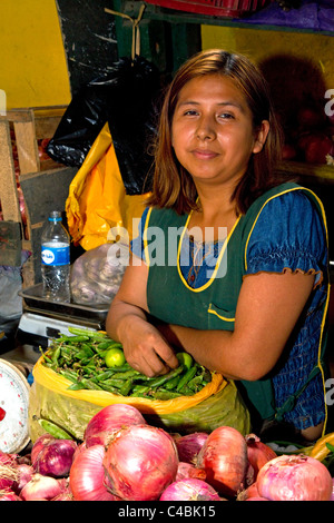 Verkäufer bei einer Genossenschaft Gemüsemarkt in Chorrillos Stadtteil von Lima, Peru. Stockfoto