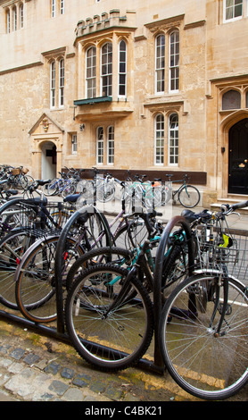 Fahrräder außerhalb St. Edmund Hall, Universität Oxford, Oxfordshire, England, UK, Großbritannien Stockfoto