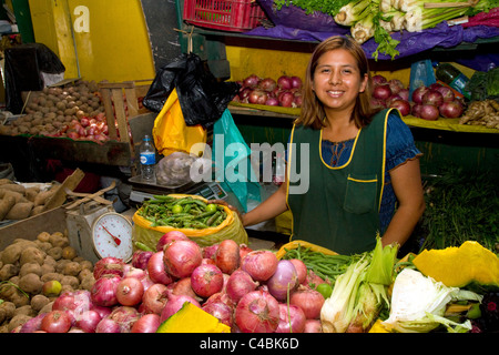 Verkäufer bei einer Genossenschaft Gemüsemarkt in Chorrillos Stadtteil von Lima, Peru. Stockfoto