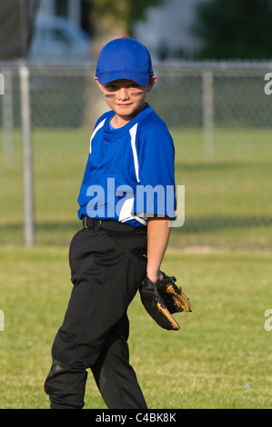 Little League Baseball-Spieler stellt im Bereich während eines Turniers Spätsommer in Missoula, Montana. Stockfoto