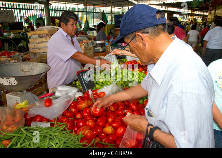 Verkäufer bei einer Genossenschaft Gemüsemarkt in Chorrillos Stadtteil von Lima, Peru. Stockfoto