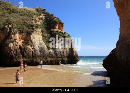 Felsen am Praia Dos Tres Irmãos in der Nähe von Alvor Algarve Portugal Stockfoto