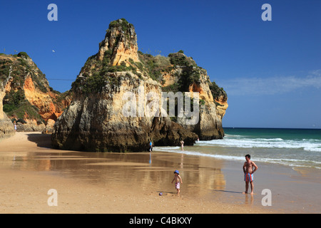 Felsen am Praia Dos Tres Irmãos in der Nähe von Alvor Algarve Portugal Stockfoto