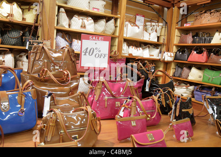 Vero Beach Florida, Vero Fashion Outlets, Dooney und & Bourke, Einzelhandelsprodukte, Vitrine Verkauf, Waren, Verpackung, Marken, Preise, Preise, Frauen, Männer Stockfoto