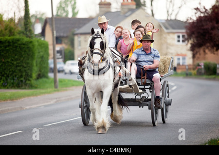 Gypsy Pferd und Wagen in Histon und Cottenham Auto Rallye. Cambridge Großbritannien Stockfoto