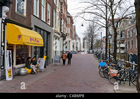 Geschäfte im Zentrum der alten Stadt, Koornmarkt, Delft, Niederlande Stockfoto