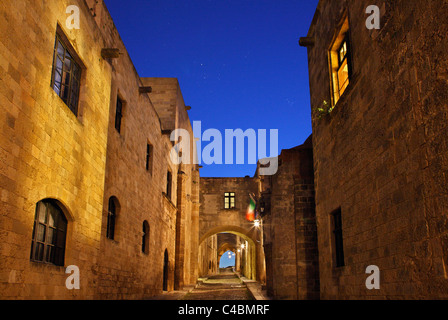 Teilansicht der berühmten "Allee der Ritter" in die Ritter-Viertel, in der mittelalterlichen Stadt von Rhodos, Griechenland Stockfoto