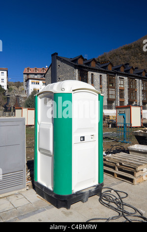 tragbare Toilette auf einer Baustelle Stockfoto