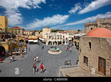 Ippokratous Square (auch bekannt als "Syntrivani" = "Brunnen") im Herzen der mittelalterlichen Stadt von Rhodos Insel, Griechenland. Stockfoto