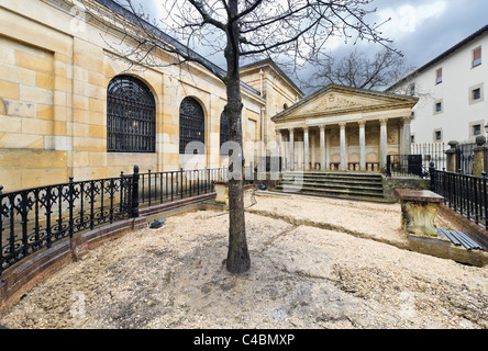 Der Baum von Gernika außerhalb der Assembly Haus (Casa de Las Juntas), Gernika (Guernica), Bizkaia, Baskenland, Spanien Stockfoto