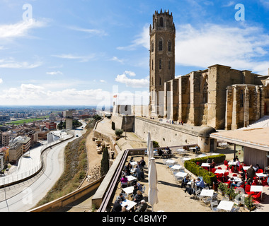 Cafe Terrasse mit Blick auf die Seu Vella (alte Kathedrale) und die Stadt Lleida (Lerida), Katalonien, Spanien Stockfoto