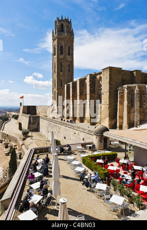 Cafe Terrasse mit Blick auf die Seu Vella (alte Kathedrale), Lleida (Lerida), Katalonien, Spanien Stockfoto