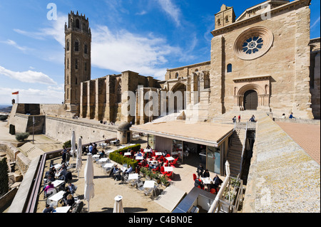 Cafe Terrasse mit Blick auf die Seu Vella (alte Kathedrale), Lleida (Lerida), Katalonien, Spanien Stockfoto