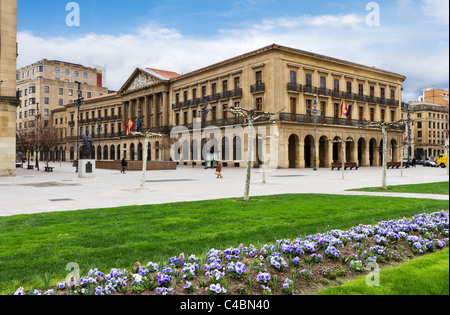 Palacio de Navarra (Landtag), Plaza del Castillo in die historische Altstadt (Casco Viejo), Pamplona, Navarra, Spanien Stockfoto