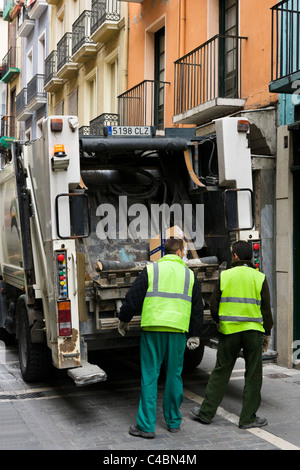 Müllwagen und Müllsammler in der historischen Altstadt (Casco Viejo), Pamplona, Navarra, Spanien Stockfoto