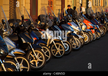 Pendler-Roller in der Straße in Florenz geparkt. Stockfoto