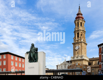 Goya-Statue vor der alten Kathedrale (La Seo), Plaza del Pilar, Zaragoza, Aragon, Spanien Stockfoto