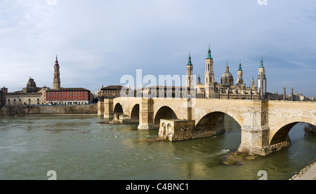 Turm der Seo (alte Kathedrale), Brücke Puente de Piedra und Basilika Nuestra Señora del Pilar, Zaragoza, Aragon, Spanien Stockfoto