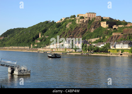 Festung Ehrenbreitstein von Koblenz aus gesehen. Stockfoto