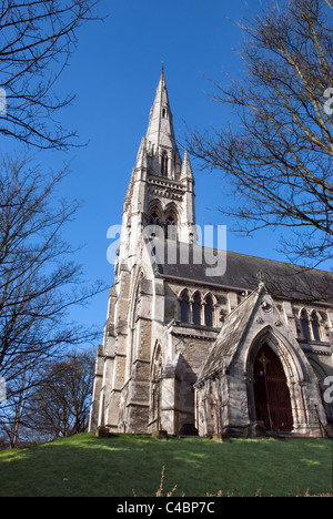 Eine viktorianische Kirche in Halifax West Yorkshire von Edward Aykroyd Mühlenbesitzer und Philanthrop, die im Rahmen einer blauen Frühlingshimmel gebaut Stockfoto