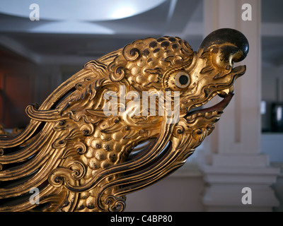 Goldener Drache Profil Close-up auf Sänften in Da Nang Cham Museum Vietnam Stockfoto