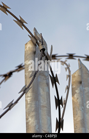 Ziehharmonika-Rasiermesserdraht auf verzinktem Stahl Spitzen Zaun montiert. Stockfoto