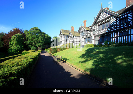 Am frühen Morgen über Bramall Hall in Bramhall, Cheshire UK Stockfoto